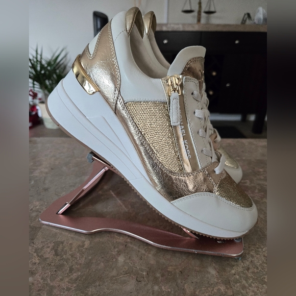 Michael Kors Women's Darby Metallic Wedge Pale Gold Sneakers. Size: 10 - Picture 1 of 8